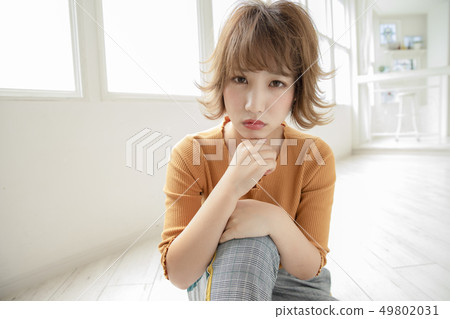 Outside honey short style woman 49802031