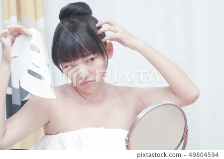 The beauty woman doing the skin care with facial 49804594