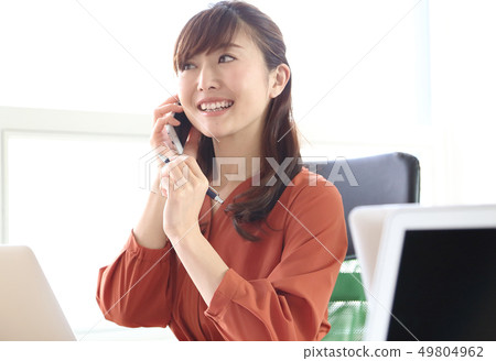 工作在辦公室的婦女的圖像 工作在辦公室的婦女的圖像 49804962