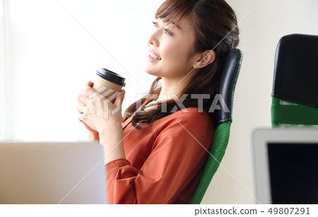 工作在辦公室的婦女的圖像 49807291