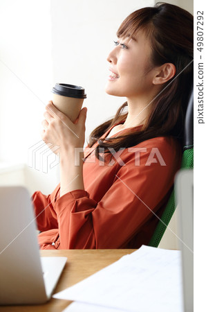 工作在辦公室的婦女的圖像 49807292