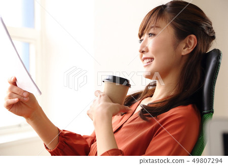 工作在辦公室的婦女的圖像 工作在辦公室的婦女的圖像 49807294