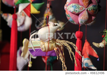 Hanging chicks Hanging chicks 49812496