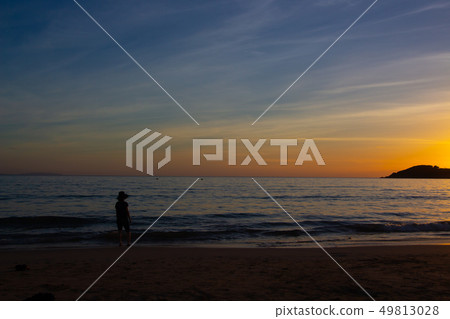 在海的日落在鹿兒島Wakimoto海灘的日落觀看日落的婦女 49813028