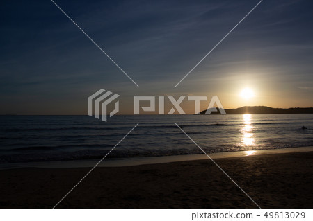 在海日落的日落在Wakimoto海灘在鹿兒島縣 49813029