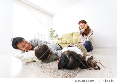 家庭聚會在家裡 家庭聚會在家裡 49815310