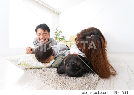 家庭聚會在家裡 家庭聚會在家裡 49815311