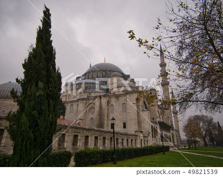Garden with a view of the dome of a mosque 49821539