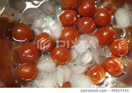Hot water stripping of tomato Hot water stripping of tomato 49825554