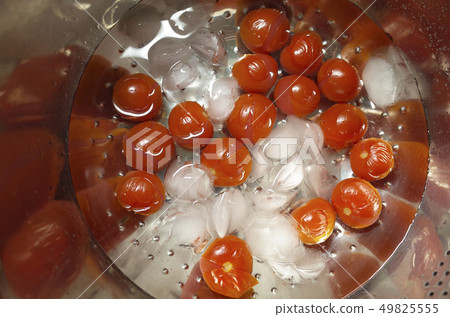 Hot water stripping of tomato Hot water stripping of tomato 49825555