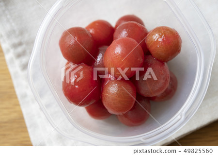 Hot water stripping of tomato Hot water stripping of tomato 49825560