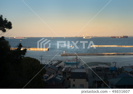 當大海和天空在夕陽下染色時,一艘船進入了自來水港。 當大海和天空在夕陽下染色時,一艘船進入了自來水港。 49831607