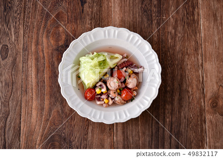 Simmered lettuce and seafood mix 49832117