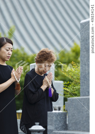 參觀墳墓的女人 參觀墳墓的女人 49834141