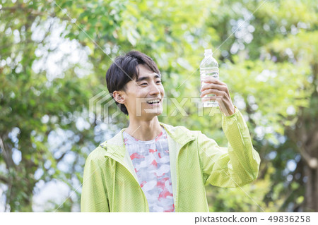 男子盯著塑料瓶 男子盯著塑料瓶 49836258