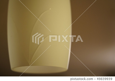 Cracked lighting 49839939
