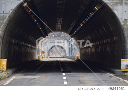 Taking a picture of the scene where a parent-child bear tunnel and a Nagasu tunnel are connected on the Nagasu beach, Taisei ward, Hokkaido 49841961