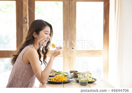 醫療保健年輕女人吃飯 49844706