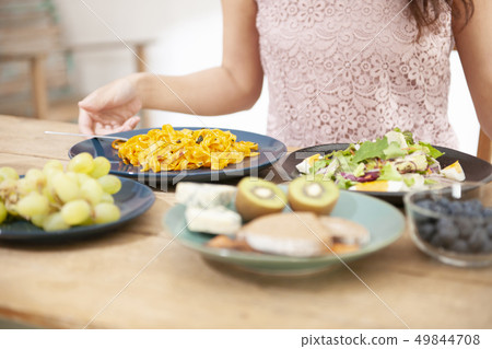 醫療保健年輕女人吃飯 醫療保健年輕女人吃飯 49844708