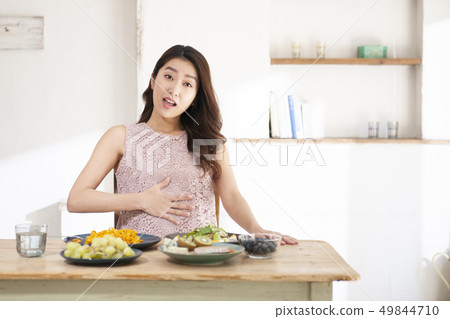 醫療保健年輕女人吃飯 49844710