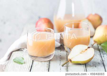 Fresh Pear Juice 49848083