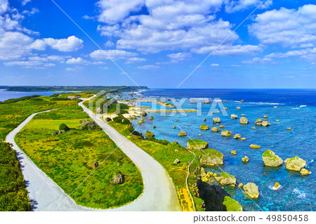 宮古島。從Higashi-Hananasaki燈塔看的風景 宮古島。從Higashi-Hananasaki燈塔看的風景 49850458