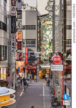 位於澀谷站和附近街道前的雜亂交叉路口 49850462