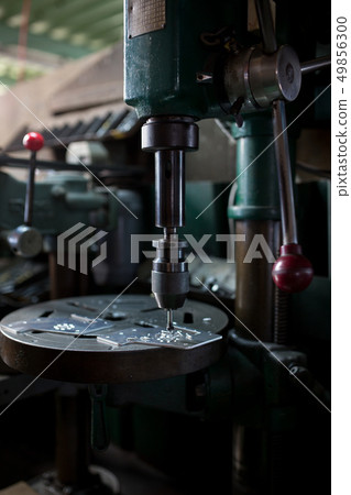 使用鑽孔機進行倒角 49856300