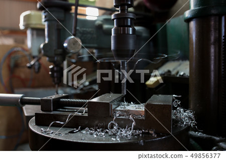 用鑽孔機鑽孔 49856377