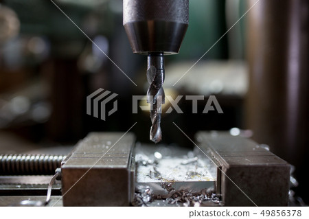 用鑽孔機鑽孔 49856378