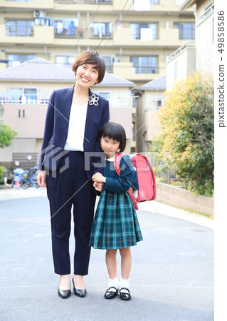 工作的媽媽和小學生 工作的媽媽和小學生 49858586