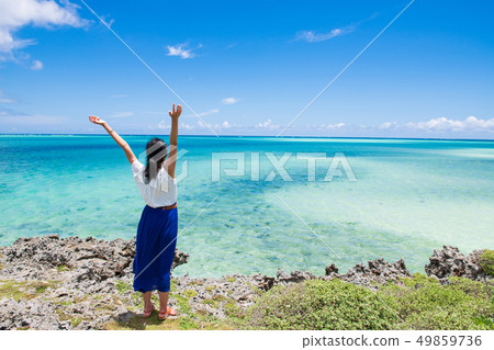 沖繩的海洋和女性獨自旅行 照片素材 圖片 圖庫