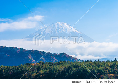 Beautiful landscape of mountain fuji with maple leaf tree around lake 49861092
