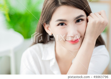 woman face close up 49863796