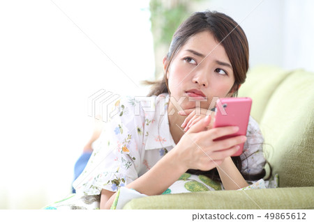 面對與智能手機有麻煩的女人 面對與智能手機有麻煩的女人 49865612