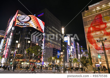日本銀座的東京都市風景從Sukiyabashi(夜景)的交叉點看 日本銀座的東京都市風景從Sukiyabashi(夜景)的交叉點看 49870586