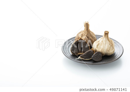 黑大蒜白色背景 黑大蒜白色背景 49871141