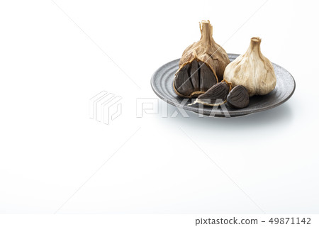 黑大蒜白色背景 黑大蒜白色背景 49871142