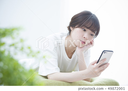 觀看智能手機的一個少婦 觀看智能手機的一個少婦 49872001