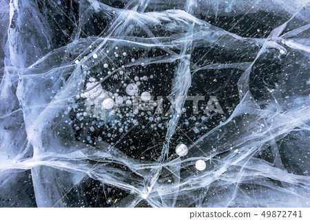 冰湖下的氣泡 49872741