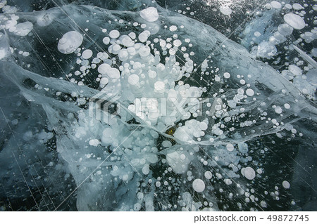 冰湖下的氣泡 49872745