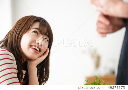 I look at a cafe clerk 49873675