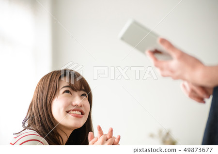 我看著一位咖啡館店員 49873677