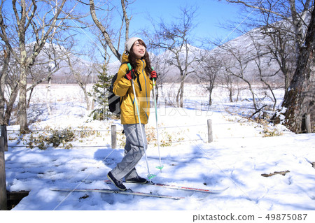 享受冬季休閒的女人 49875087