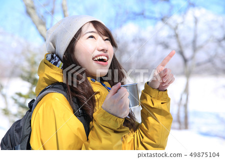 享受冬季休閒的女人 49875104