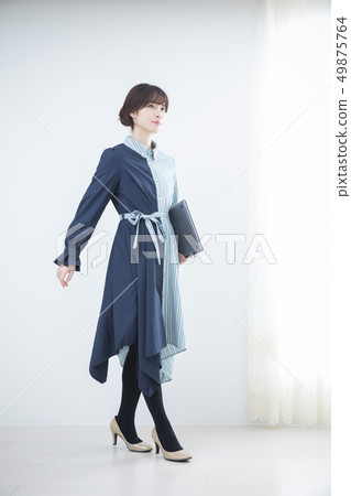 有筆記型電腦的女人 49875764