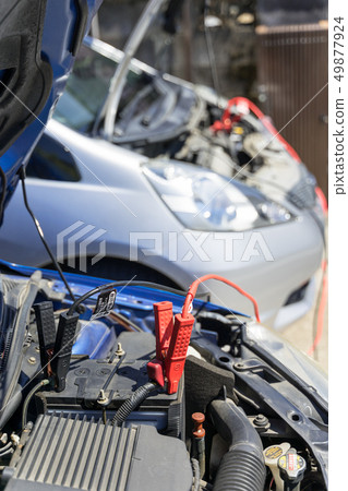 汽車電池啟動和急救用助推器電纜啟動跳躍 汽車電池啟動和急救用助推器電纜啟動跳躍 49877924