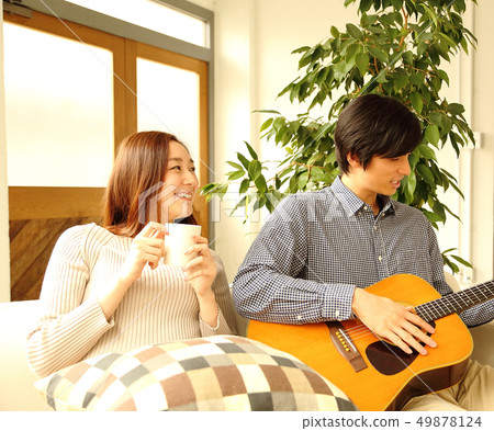彈吉他的男朋友和她的女朋友的圖像 49878124