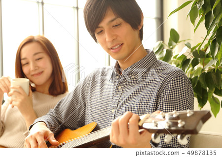 彈吉他的男朋友和她的女朋友的圖像 49878135