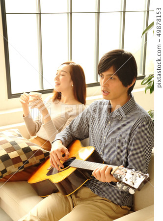 彈吉他的男朋友和她的女朋友的圖像 彈吉他的男朋友和她的女朋友的圖像 49878153